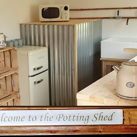 The Potting Shed Near Tenby, 100" Projector, Four Poster Bed, On-Site Hot Tub Access Via Spa Pack, Breakfast Exterior foto